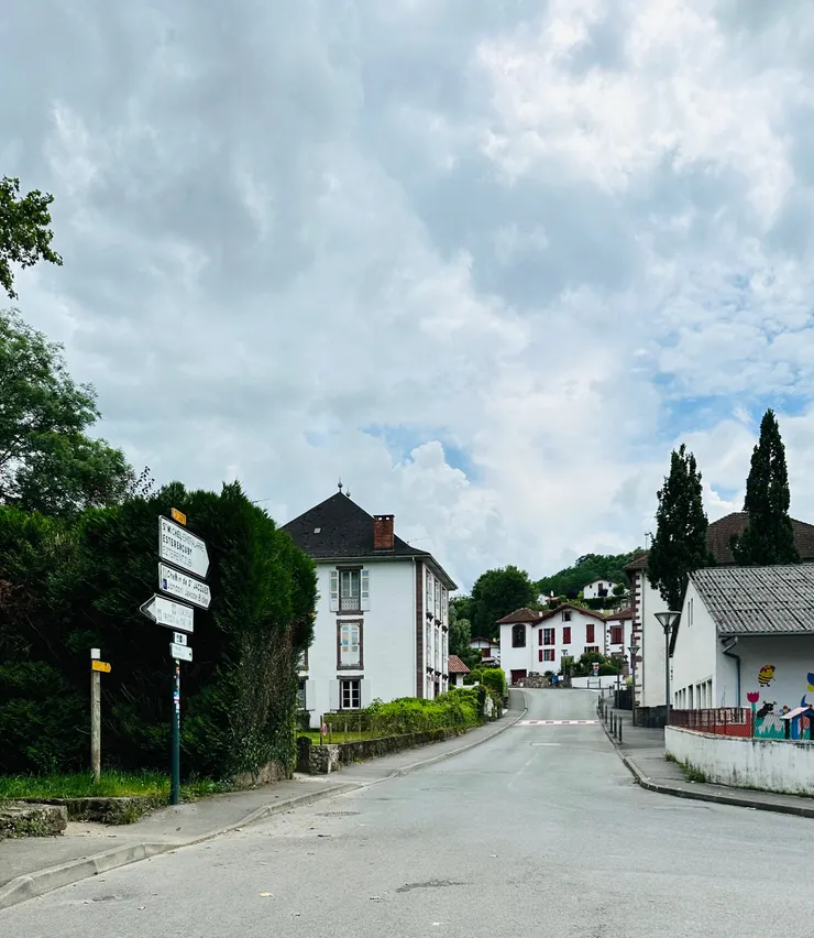 出城門往前上坡才是正確的路線