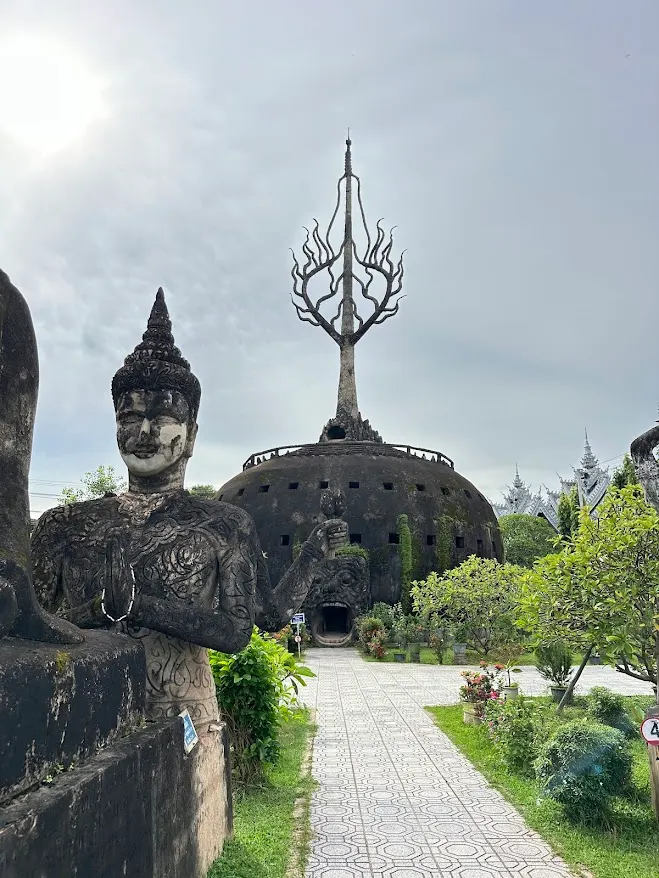 球形建築，喜歡這張有層次的照片，不同的雕像形成了一幅故事。
