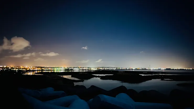 凌晨兩點半,沒有路燈,月光卻照亮了四周道路