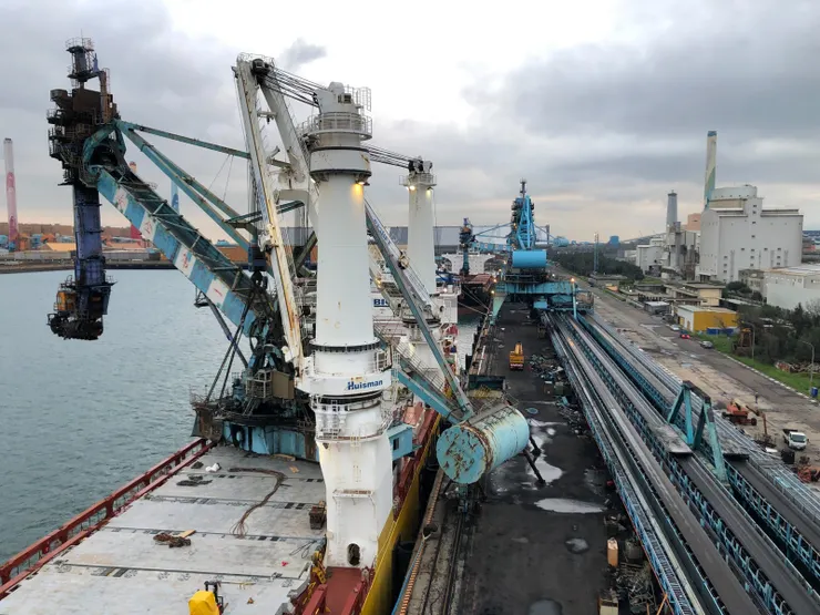 【海吊船如期抵達這過程難得一遇!吊上船就定位。主辦同仁至逸攝。】