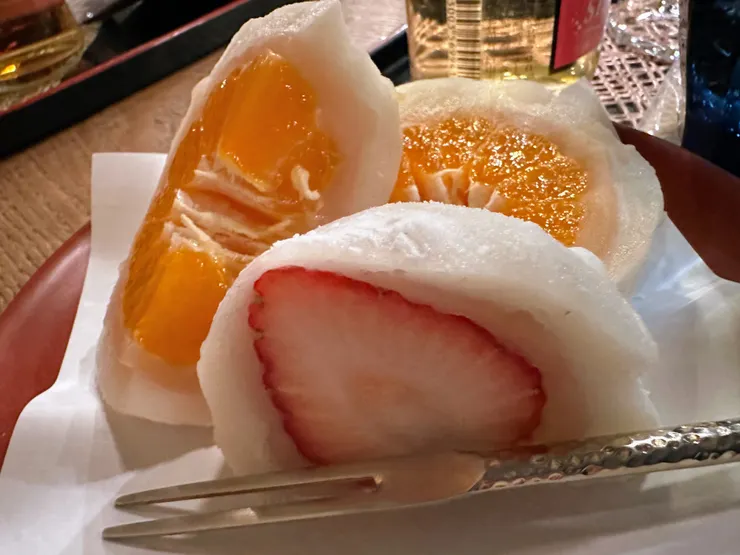 夏末的橘子配上草莓是完美的水果大福組合