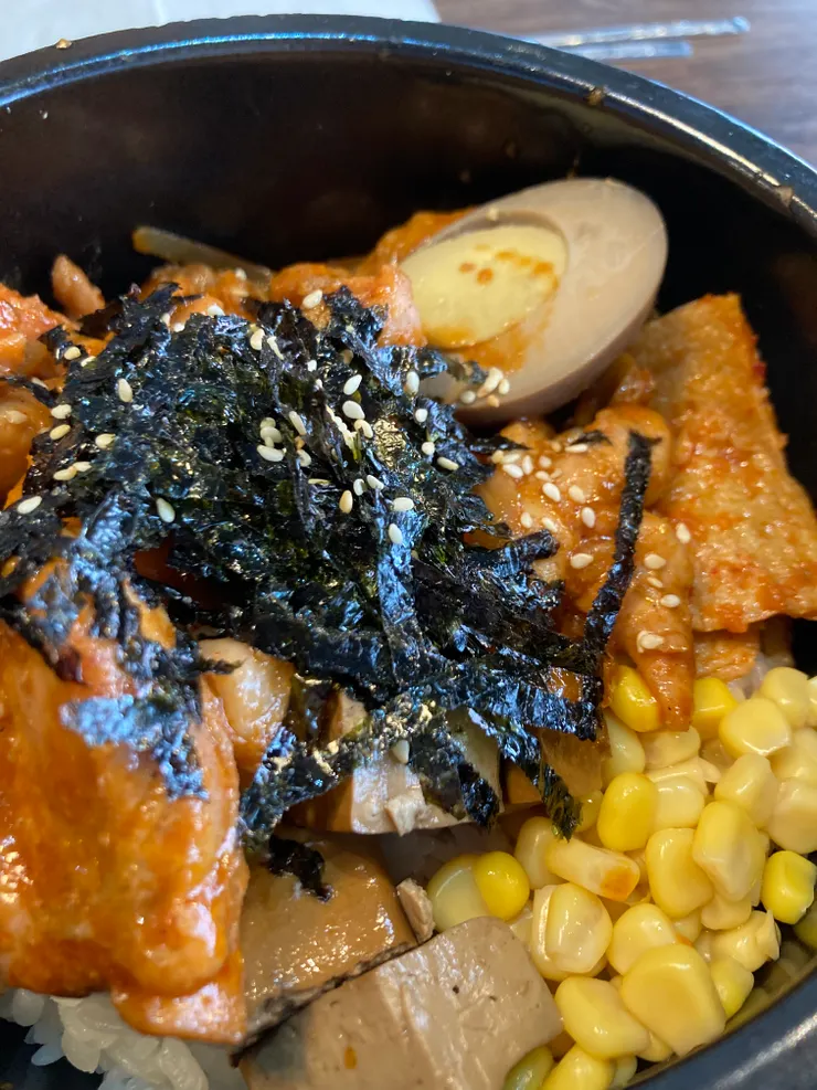 辣炒雞肉飯內有玉米、蛋等等，還有附上海帶湯