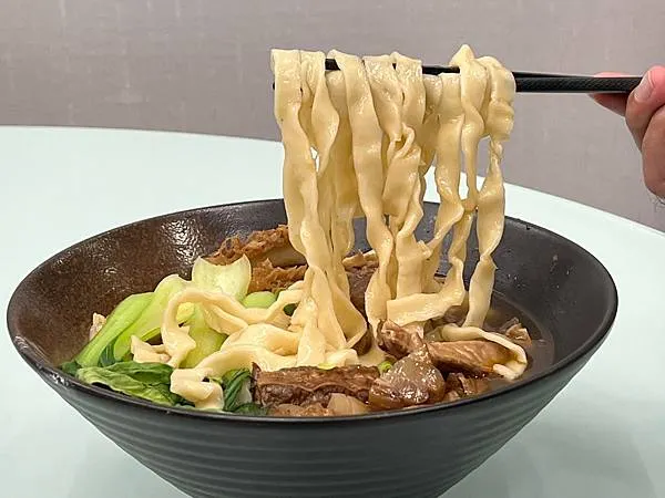 ＋（左營美食）芳雲齊魯家牛肉麵～吮指回味眷村美味！ 精燉牛三