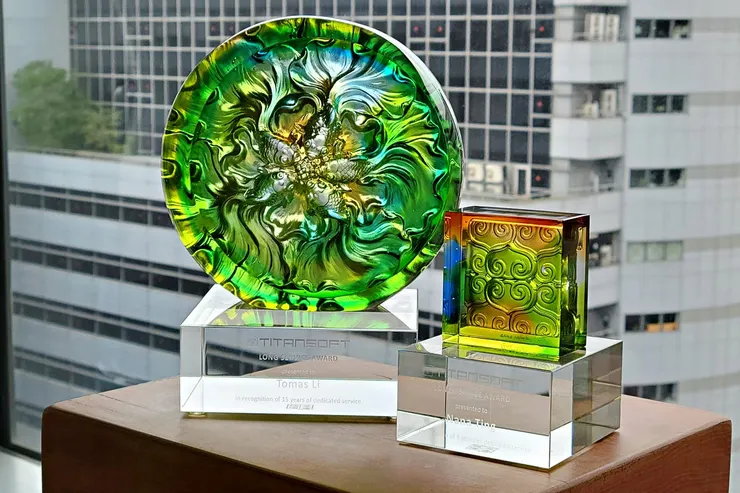 過去多年使用琉璃工坊製作的長期服務獎盃，針對每個年份選擇不同款式並刻上姓名。