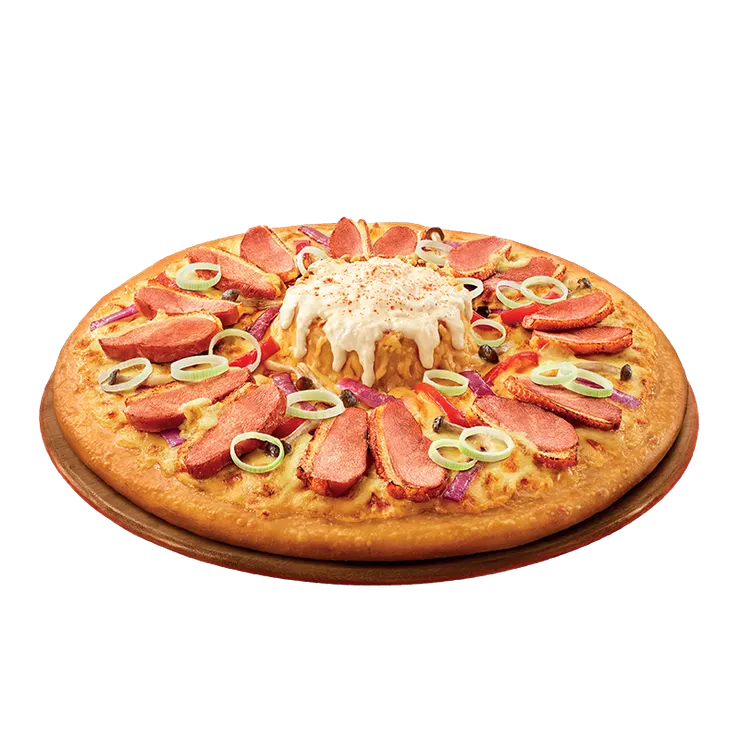 香蔥鴨火山批配川椒酸忌廉熔岩醬 這款手拉薄餅以「火山」和「鴨」為主題設計，餅面鋪上煙鴨胸、京蔥圈、本菇、紅洋蔥、紅椒，滋味完美結合，鮮嫩惹味的煙鴨胸配上清新京蒽，加上蓄勢待發的特製川椒酸忌廉熔岩醬，口感層次豐富，帶來令人喜出望外的滋味！ &nbsp;推廣期間凡購買火山批會附送可愛Pokémon造型插牌造型插牌 (1套3款，隨機發送一款)，而經外賣訂購更會以Pokémon主題Pizza盒盛載！ &nbsp;購買超爆發火山批套餐（2-3人套餐或4-5人套餐），更加送寶可夢集換式卡牌遊戲「Pikachu特典卡」1張，以及朱&紫擴充包「超電突圍」1包！！