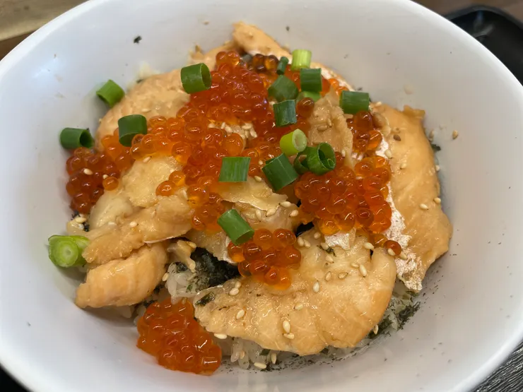 是熟的鮭魚親子丼