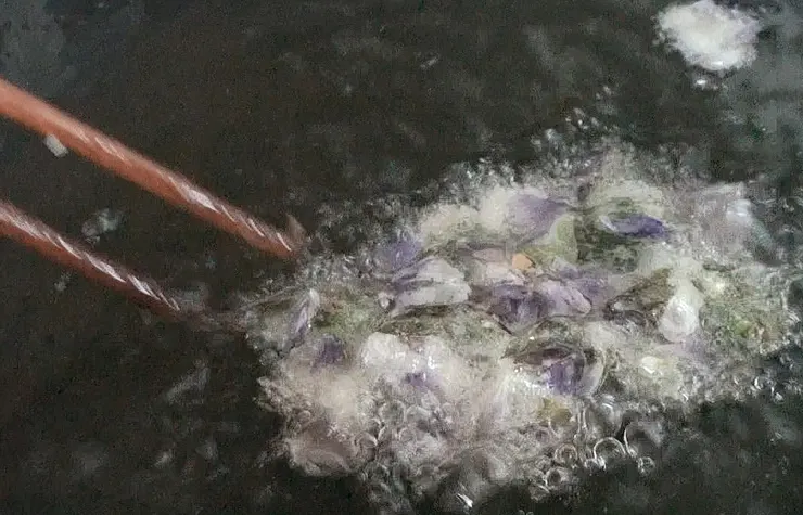 紫藤花雖然柔嫩，經高溫油炸後，仍能透過麵衣透出紫意與紫藤香氣。