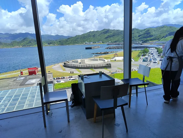 剛好坐到窗邊的三人座