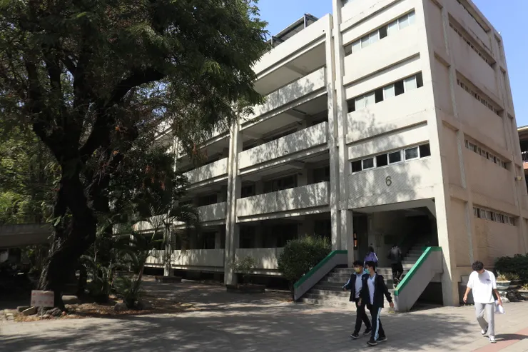 以前社課時使用的第六棟，除社辦外全為班級教室