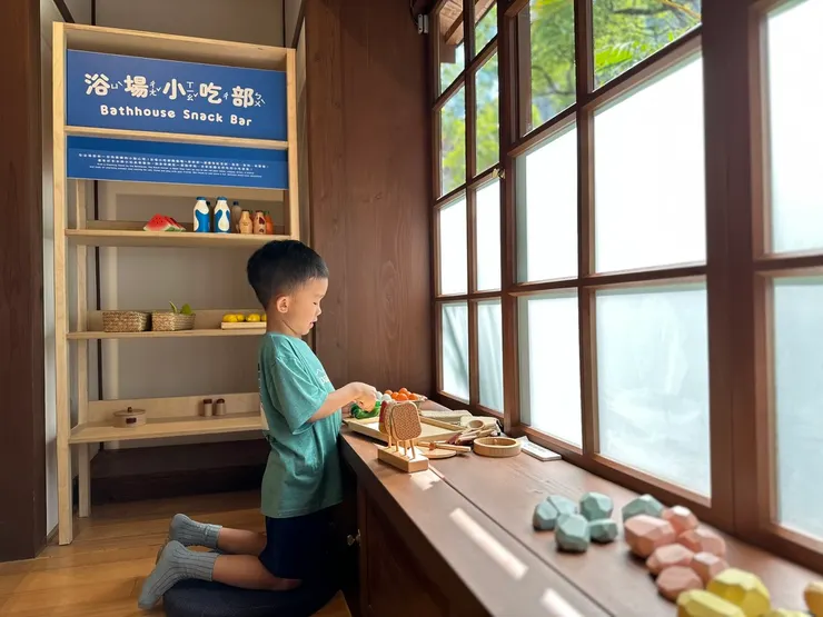 看孩子扮家家酒真可愛