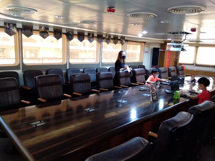 可以發牌~聚賭的地方。