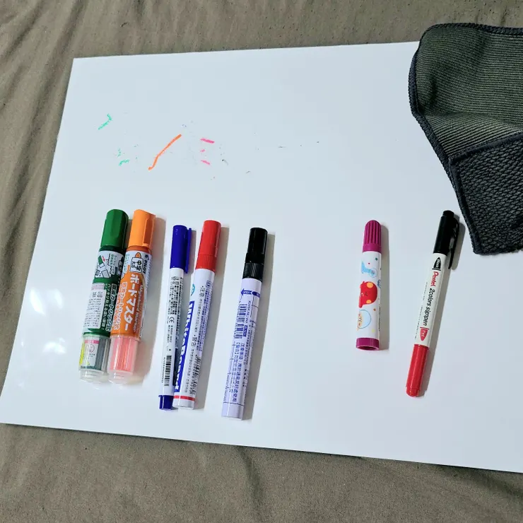 體驗愛塗鴉寶貝看過來!可自由裁切、牆壁、木板隨處可黏、白板