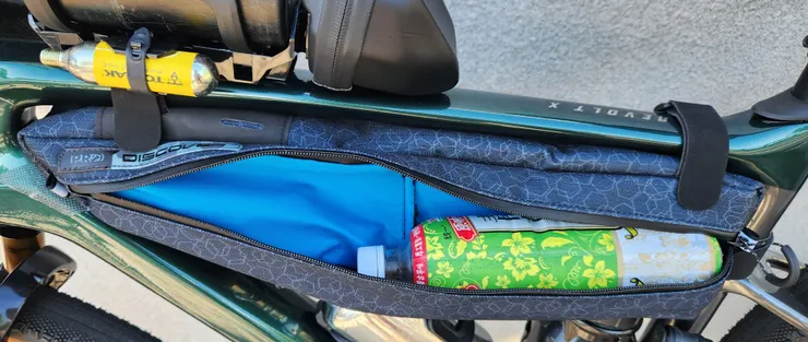 而非傳動側的開口就是單一隔間。除了青草茶之外，放些吃的也很方便。帶把小鋸子、放幾把工具刀也是很ok的。