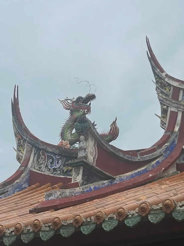 屋脊上龍威赫赫（圖片截圖於網路）