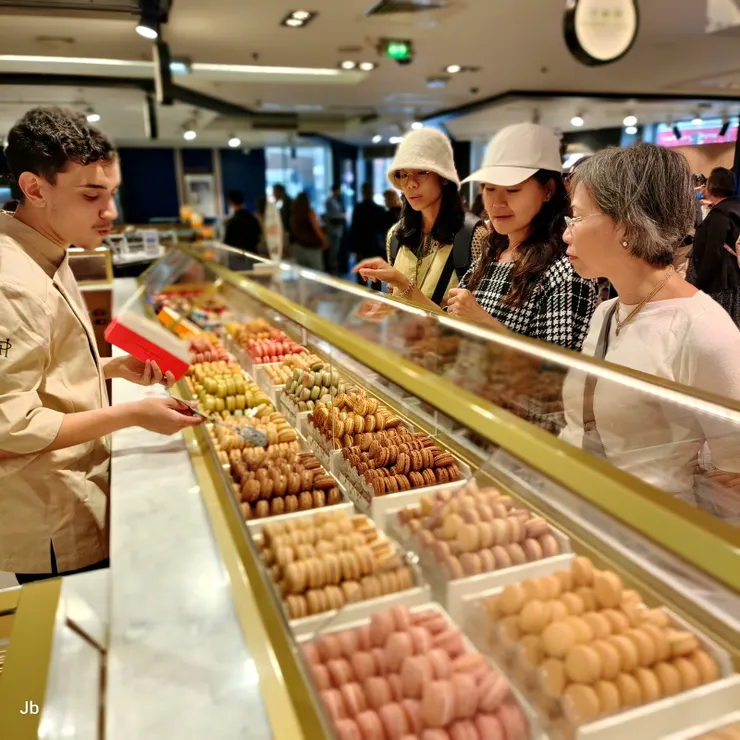 【中央市場馬卡龍巧克力滿目！再到先前來過的中央市場買巧克力、馬卡龍，前者已介紹過，後者也是怡青鑑定過的「Pierre Sang」，創立者Pierre Hermé號稱甜點界的莫札特，現代馬卡龍的改革著。】