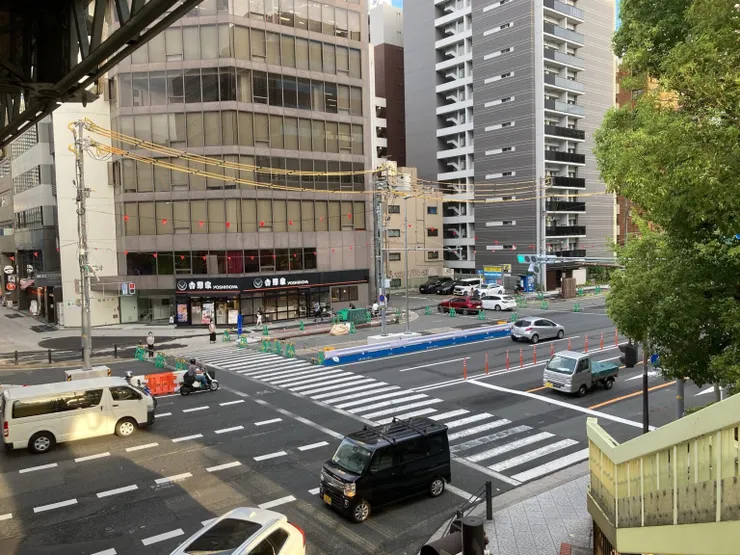 西本町站正位於浪速筋線與中央大通的黃金交叉點