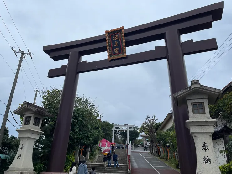 波上宮是許多台灣遊客很喜歡的那霸知名觀光景點,但你知道在波上宮的旁邊,有一座和台灣歷史很有淵源的紀念碑嗎?