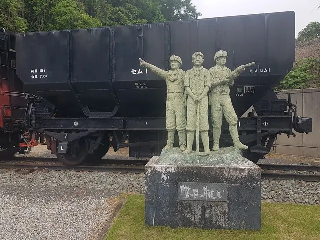 「挑戰燒燙之石」像