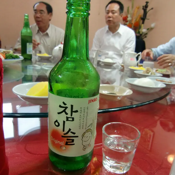 原味真露是韓國最受歡迎的燒酒，質地透明，喝起來寡淡，口感柔細，甘甜不刺舌