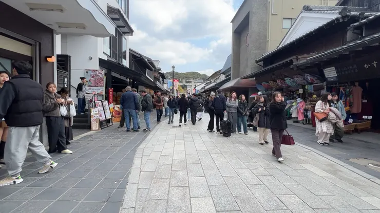 遊客絡繹不絕的熱鬧太宰府表參道