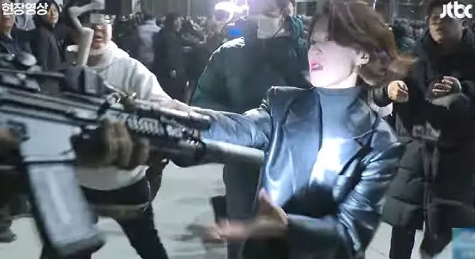 尹政府在昨日深夜向全世界宣布發動戒嚴,第一個行動是派出國家軍力,佔領立會,阻止國會議員進入會場為戒嚴令投下反對票。圖為尹政府的軍隊,舉起槍枝槍口對準在野黨發言人安貴令