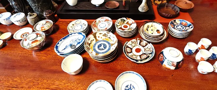 這些餐具的製作工藝極其複雜，是多種技法的完美融合：青花染付、赤繪五彩、金彩描繪