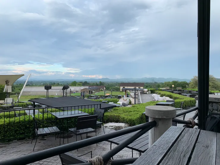 Midwinter 戶外用餐區好美，好像置身歐洲莊園