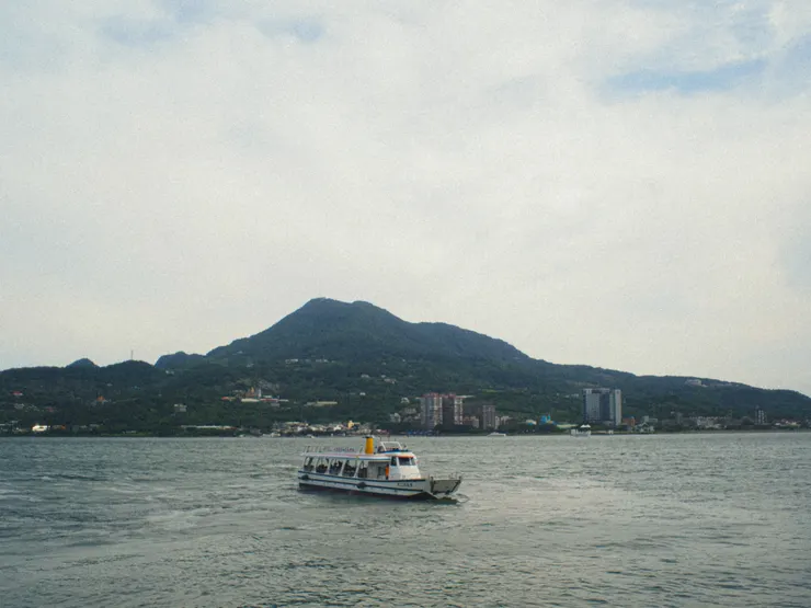 離別前的湖畔與觀光船