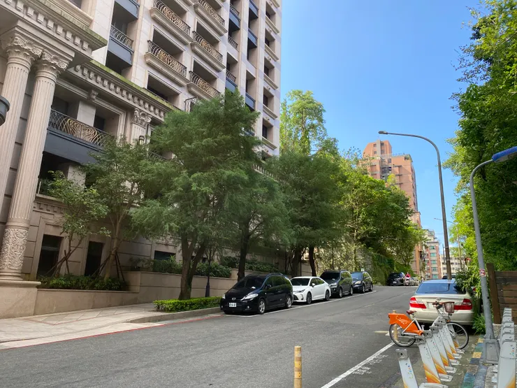 沿著忠順大院前方道路，忠順街二段87巷25弄往東走