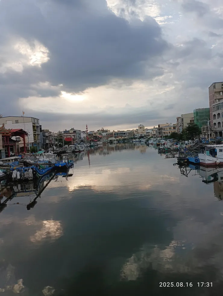 一道海流映霞光，東港東隆宮旁的向晚