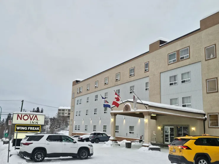 白天的Nova Inn大門