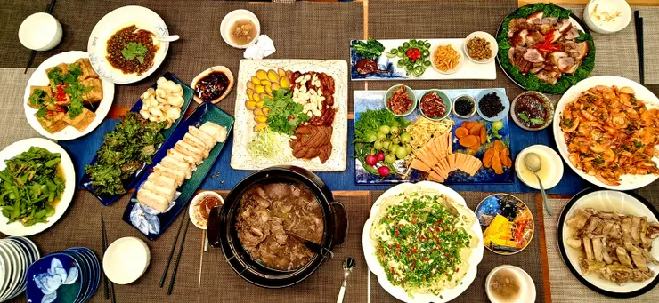 【年夜菜豐盛依舊老妻煮素我做葷！宗教因素老妻不再處理葷食，這部份由我接手，今年展現一定成果，當然還有些是家人們帶回來的。】