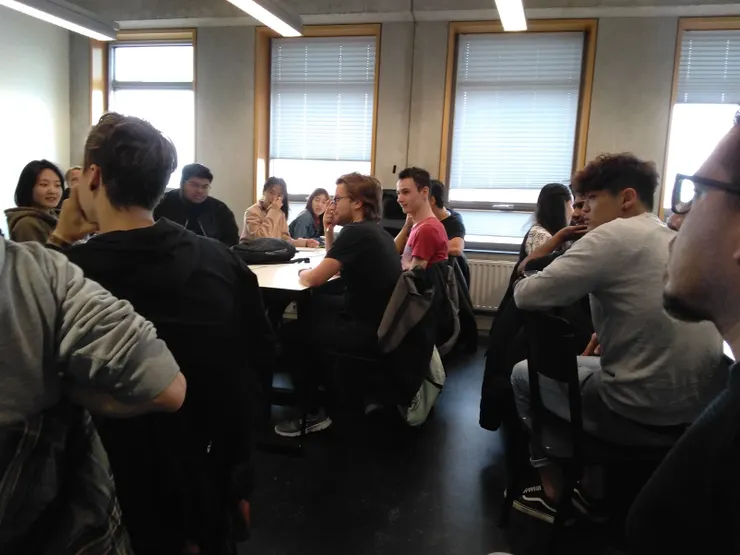 第一次上課，表情茫然的同學們