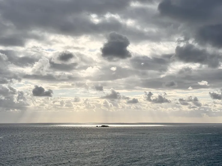 陰雨綿綿的知念岬，唯一被光照耀的小島