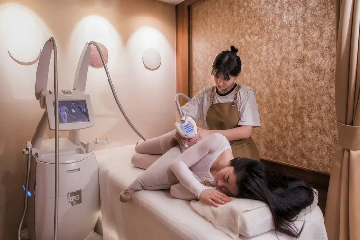 來自法國的LPG技術，就像一件「隱形塑身衣」，透過特定的物理技術，幫助勻稱線條、讓肌膚更顯平滑細緻，成為許多時尚圈人士的日常保養之一。Shininghope LPG/提供