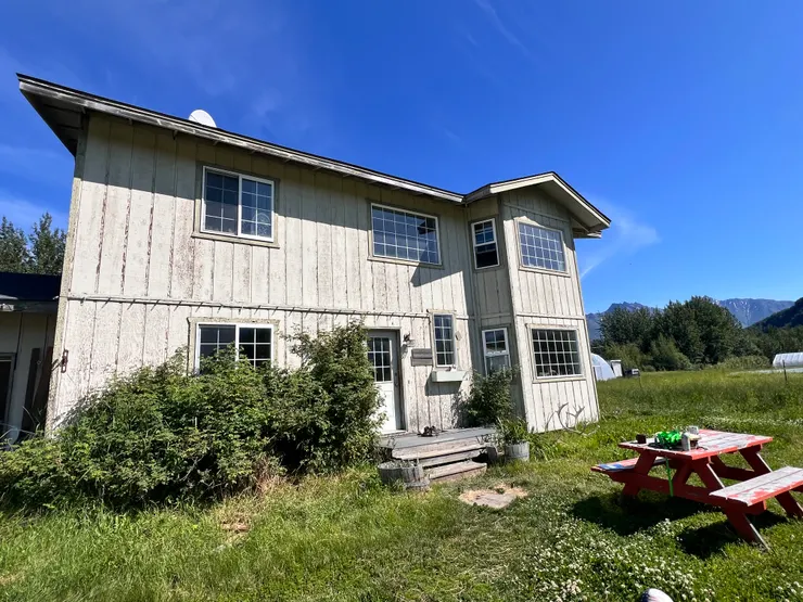 住宿點離農場還有約莫五分鐘的車程,我最喜歡在庭院的長椅上寫字和看書。