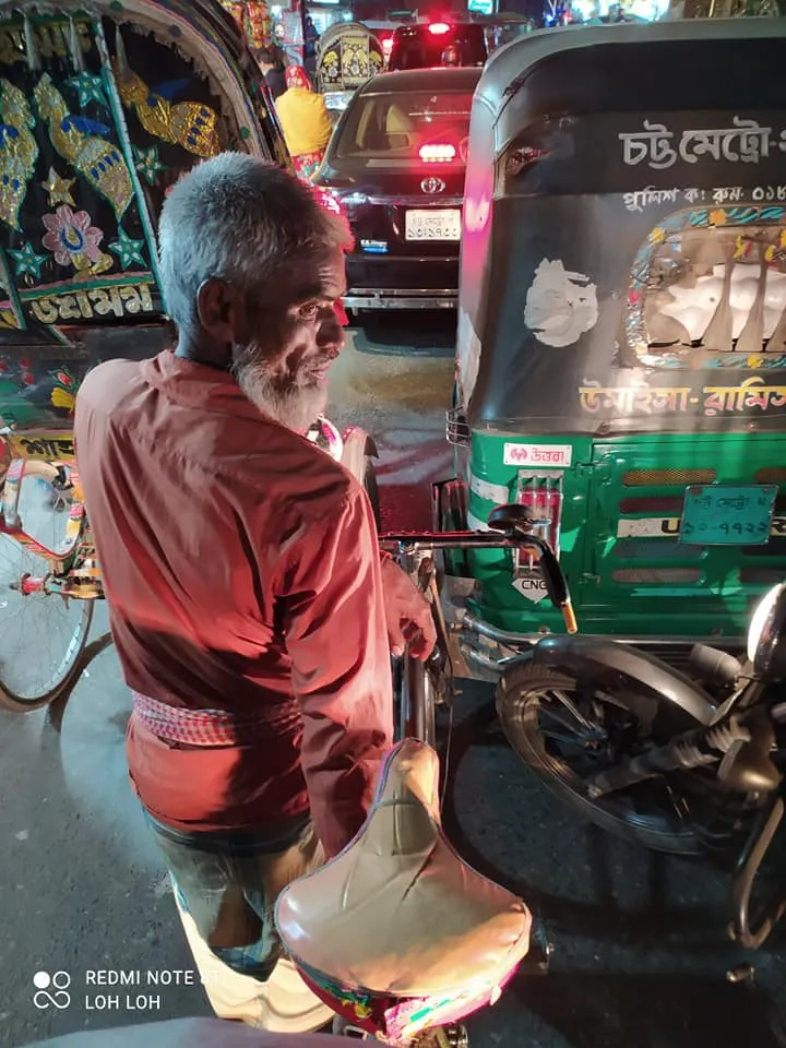 孟加拉的三輪車司機沒有受過教育，只懂孟加拉噢，所以上車前問價格剛開始都需要比手畫腳，或是拉路人幫忙翻譯