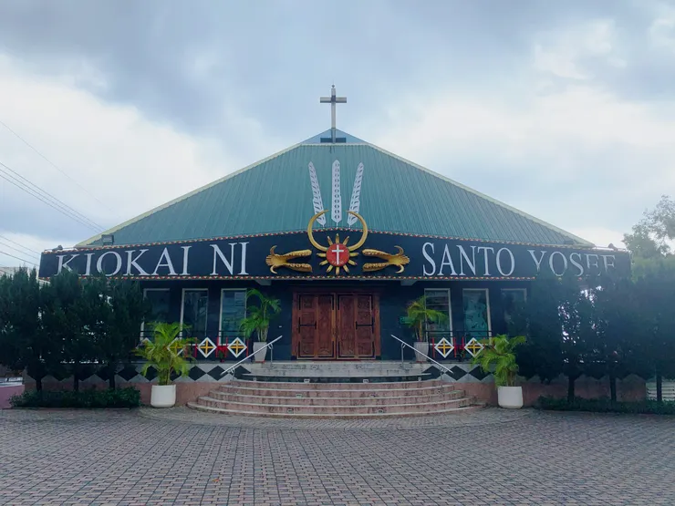 金崙一間非常有特色的教堂，是黑色的。