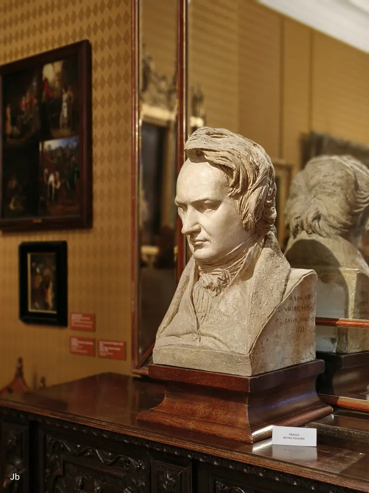 【35歲時的雨果雕像，由他的朋友雕塑家大衛·昂熱 (David d'Angers)於1837年作。】