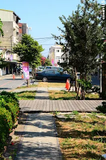 沿線充滿綠意，不過也被當地居民當停車場用(往田中方向拍)
