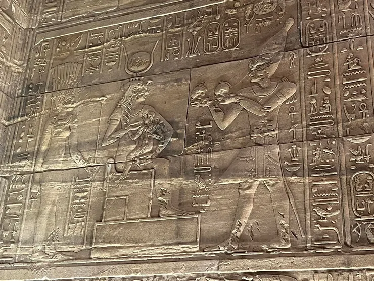 荷魯斯還在襁褓中接受哺乳