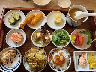 就是這麼神奇，同樣的日本料理，卻可以因為觀察的角度不同，心境的轉換，原本嫌棄會吃不飽，現在卻是要讚賞因為吃不飽，所以才要去吃。正因為份量少，所以會通通吃光光，不可能會剩下。