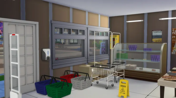 不過得先拿個購物籃。它們就這樣在門口前面，感覺跟現在看到的差不多！我發現好像除了香港，其他地方的超市都用購物藍居多，很少用手推車。