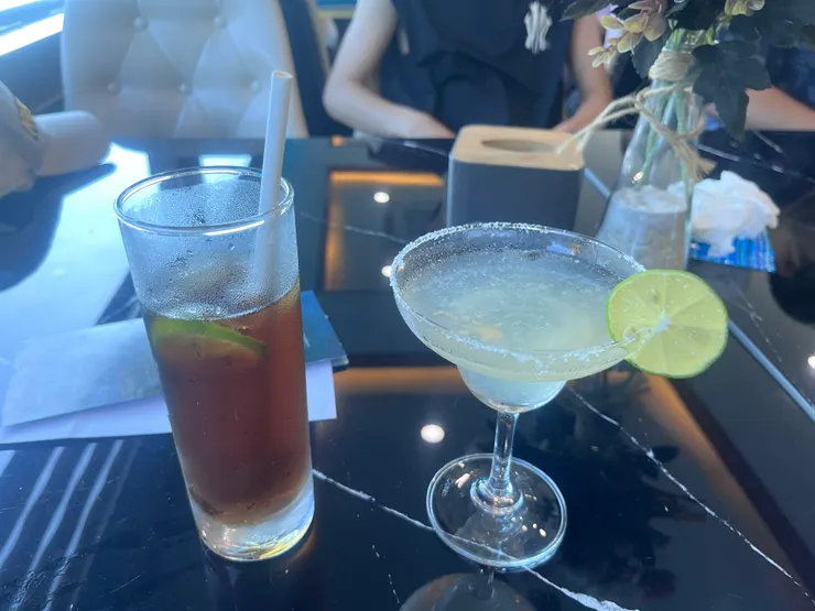 在下龍灣遊艇上喝長島冰茶，這次終於不是被冰塊唬弄了