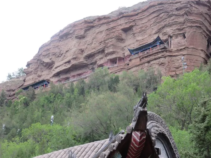 如圖，「懸空」的部分。整修中上不到去。