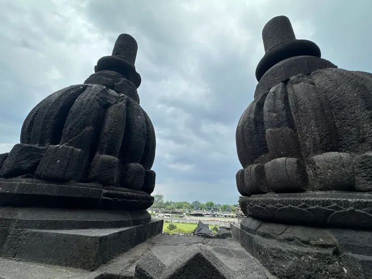 像倒立花朵般的廟牆