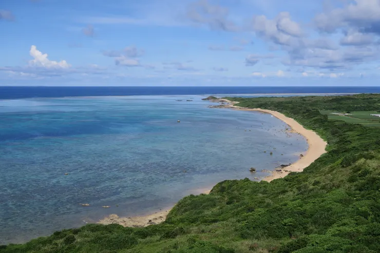海灣的右側有一艘看起來像小白點的船，等等還還會再看到它