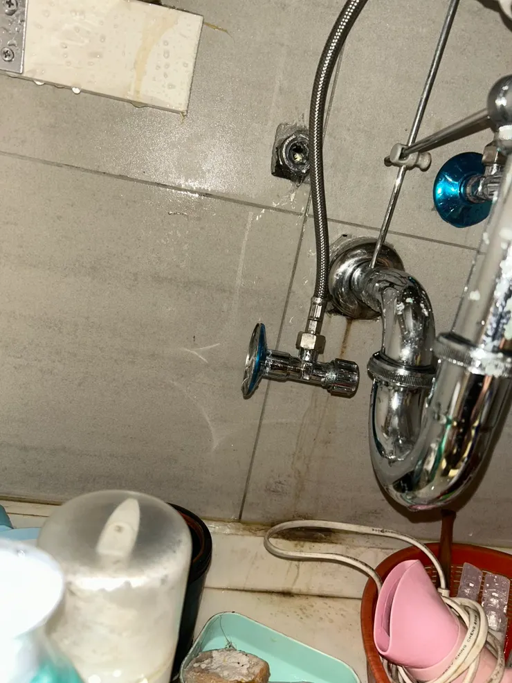 這是關閉水閥之後的樣子，損壞處仍持續有水流出