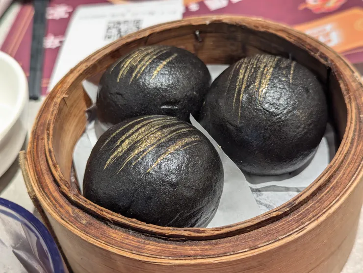 打卡美食 黑金流沙包