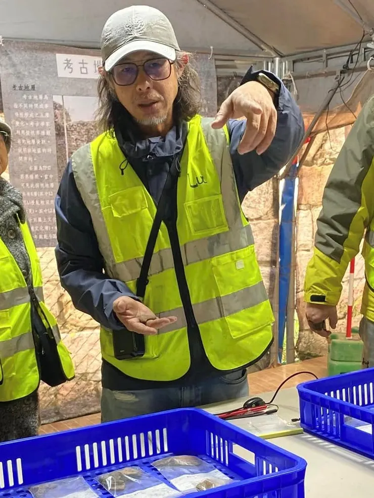 考古隊長取出訊塘埔陶片,解說研究方法